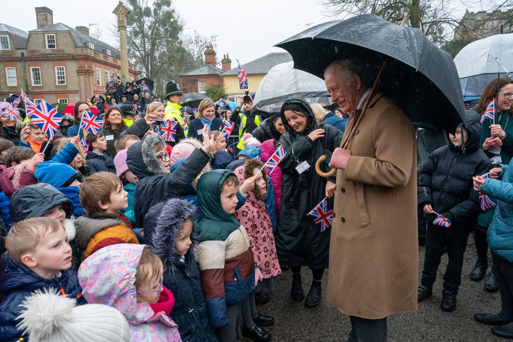 Le roi Charles III rencontre ses sympathisants au Sun Inn lors de la visite royale à Dedham, un petit village à la frontière de l'Essex et du Suffolk, le jeudi 5 février 2026.