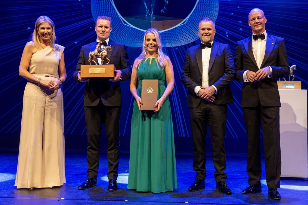 Rainha Máxima com os vencedores do prêmio Lagemaat BV na categoria PME durante a entrega dos Prêmios Rei Willem I 2024
