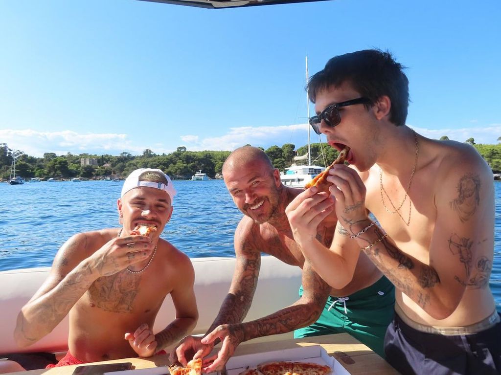 Cruz, Romeo and David eating pizza on holiday