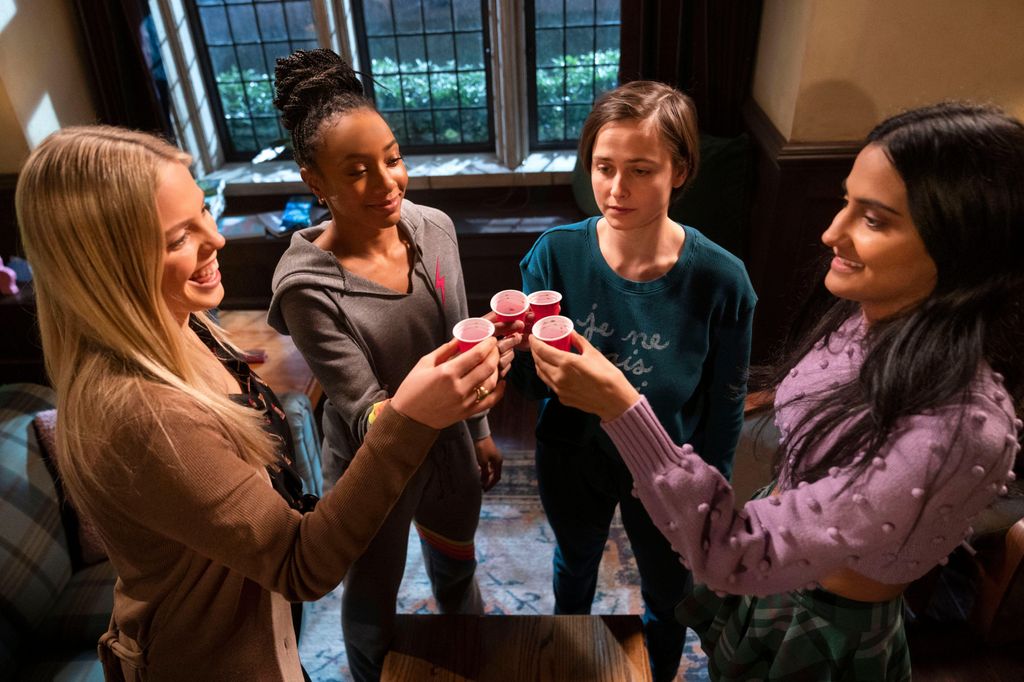 2HMT60P PAULINE CHALAMET, AMRIT KAUR, RENEE RAPP and ALYAH CHANELLE SCOTT in THE SEX LIVES OF COLLEGE GIRLS (2021), directed by ZOE CASSAVETES and DAVID GORDON GREEN. Credit: WARNER BROS. TELEVISION / Album