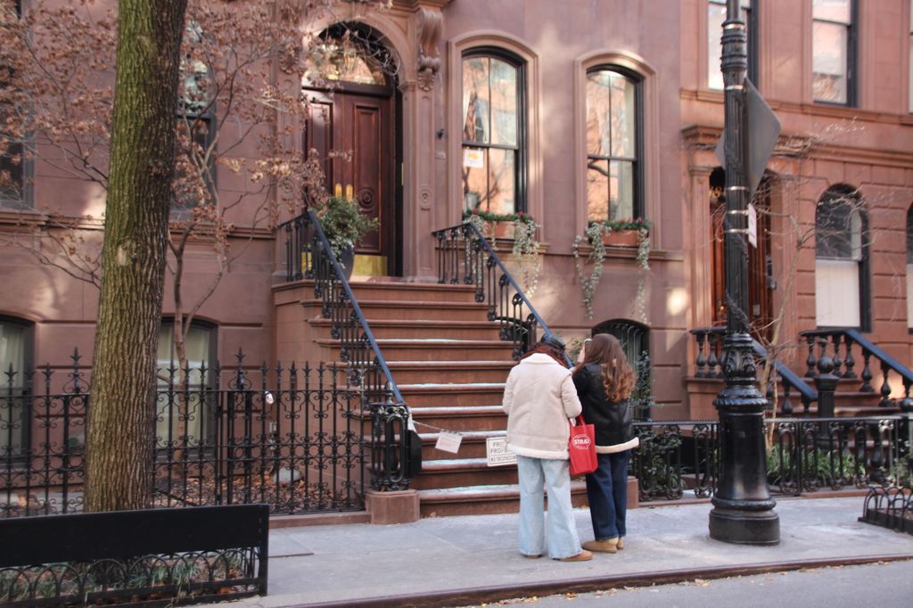 A casa da personagem principal Carrie Bradshaw (Sarah Jessica Parker) da série "Sexo e a cidade" no West Village de Nova York. Cerca de 20 anos após o fim do "Sexo e a cidade"a dona da casa da série da atriz principal Sarah Jessica Parker (59) quer trancar sua escada com um portão devido ao fluxo contínuo de turistas. A comissão responsável pela proteção de monumentos em Nova York aprovou um pedido correspondente. Foto: Christina Horsten/dpa 