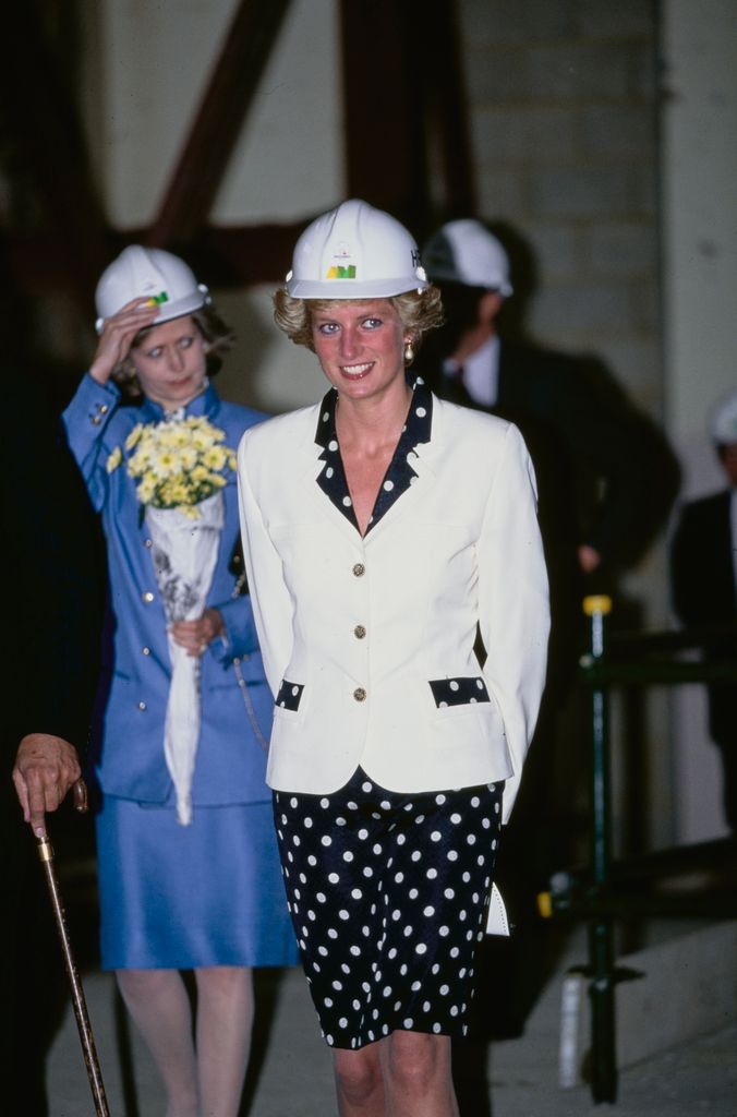 La robe à pois de Lady Kitty Spencer est une copie carbone du look emblématique de la princesse Diana 3 La princesse Diana (1961 - 1997) portant un costume Paul Costelloe et un casque lors d'une cérémonie de remontée du Royal Marsden Hospital, Londres, juin 1990.