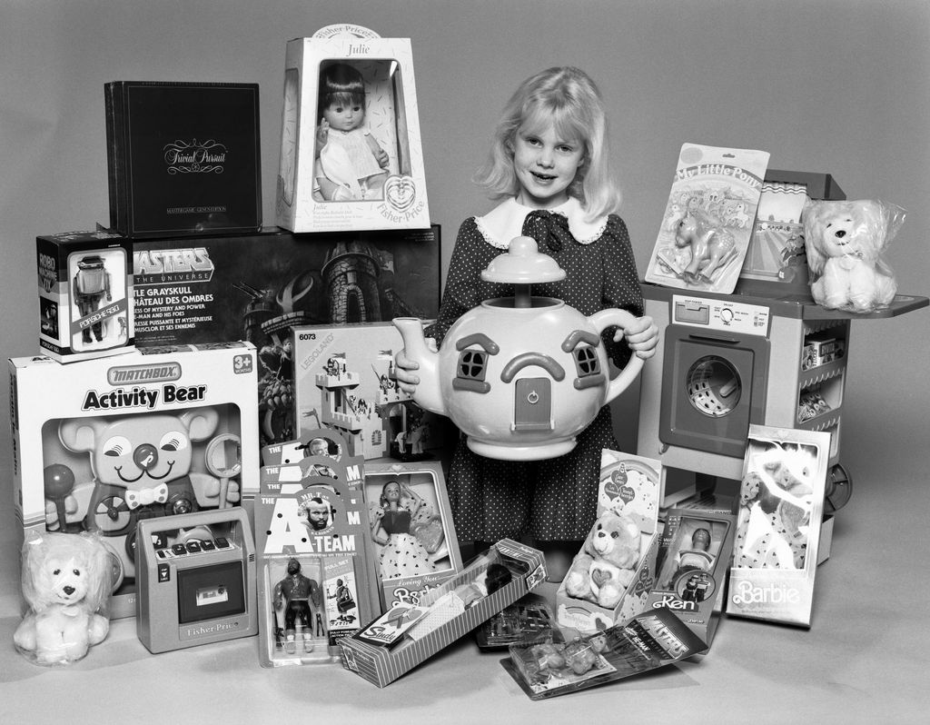 Une jeune fille avec une sélection de jouets pour enfants pour Noël, le 6 décembre 1984. (Photo de Peter Cook/Daily Mirror/Mirrorpix/Getty Images)