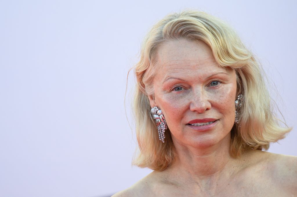 Pamela Anderson pose sur le tapis rouge alors qu'elle arrive pour recevoir le prix Deauville Talent Award lors de la cérémonie d'ouverture de la 51e édition du Festival du cinéma américain de Deauville, à Deauville, dans le nord-ouest de la France, le 5 septembre 2025. (Photo de Loic VENANCE / AFP) (Photo de LOIC VENANCE/AFP via Getty Images)          