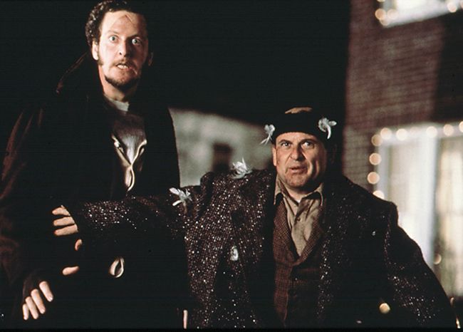Joe Pesci as Harry covered in feathers holds back Marv, played by Daniel Stern 