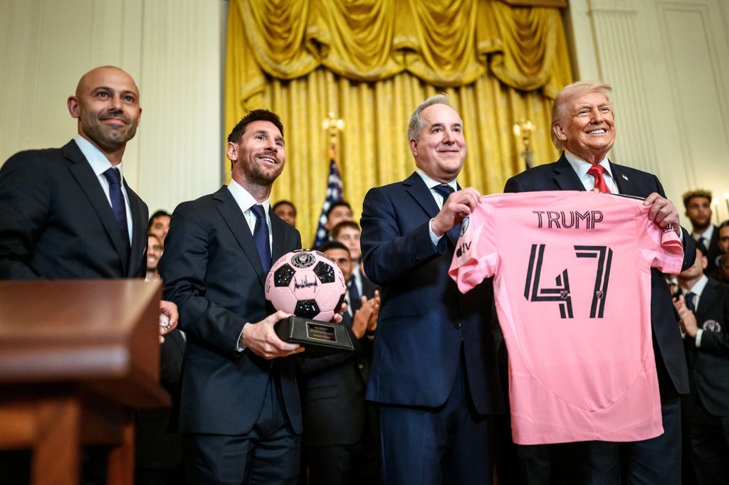 L'Inter Miami CF remet un maillot d'équipe au président américain Donald Trump à la Maison Blanche. 