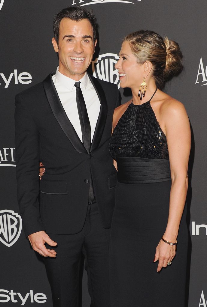 Justin theroux in black with jennifer aniston smiling