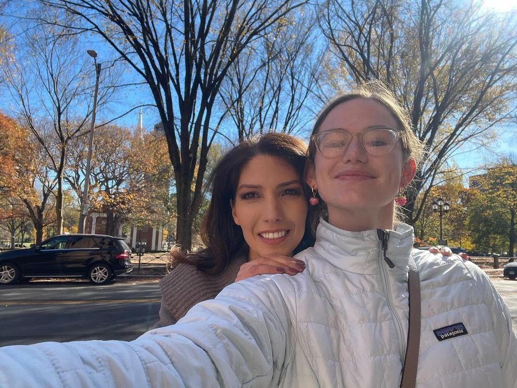 Jennifer Garner's daughter Violet at Yale with Jennifer Lopez's sister Lynda Lopez 