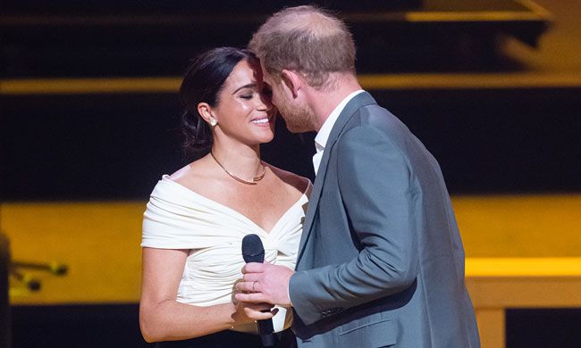 Harry and Meghan kiss at the Invictus Games in The Hague