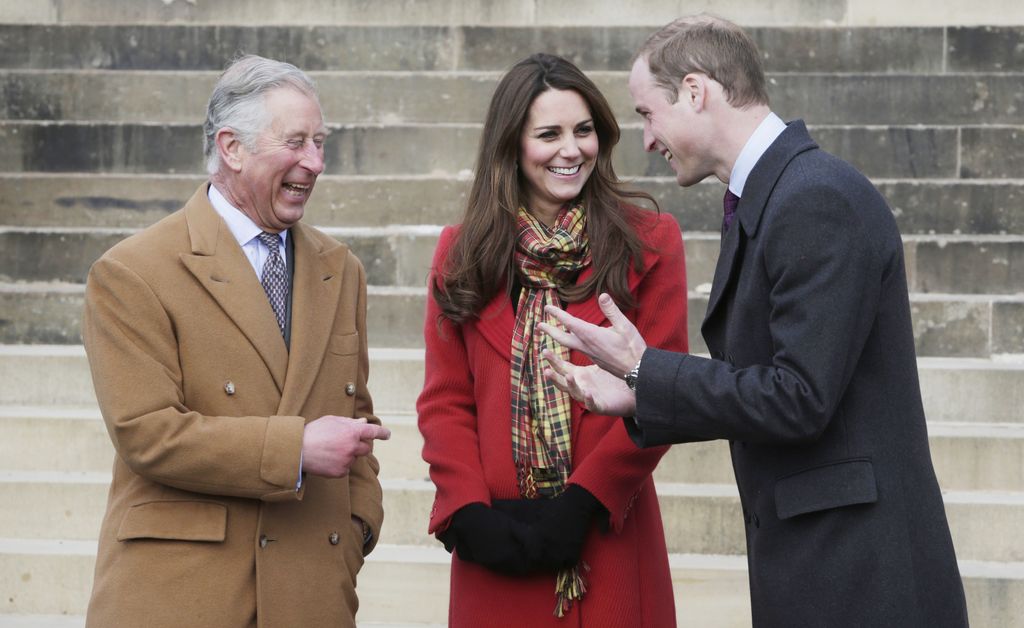 AYRSHIRE, ROYAUME-UNI - 05 MARS : le prince Charles, prince de Galles, connu sous le nom de duc de Rothesay, Catherine, duchesse de Cambridge, connue sous le nom de comtesse de Strathearn, et le prince William, duc de Cambridge, connu sous le nom de comte de Strathearn, en Écosse lors d'une visite à Dumfries House le 05 mars 2013 à Ayrshire, en Écosse. Le duc et la duchesse de Cambridge ont bravé le froid glacial pour assister aujourd'hui à l'ouverture d'un centre de plein air en Écosse. Le couple a rejoint le Prince de Galles à Dumfries House dans l'Ayrshire, où Charles dirige un projet de régénération depuis 2007. Des centaines d'habitants et 600 membres de groupes de jeunes, dont des guides et des scouts, se sont rendus à l'ouverture officielle du centre de plein air Tamar Manoukin. (Photo de Danny Lawson – Piscine WPA/Getty Images)