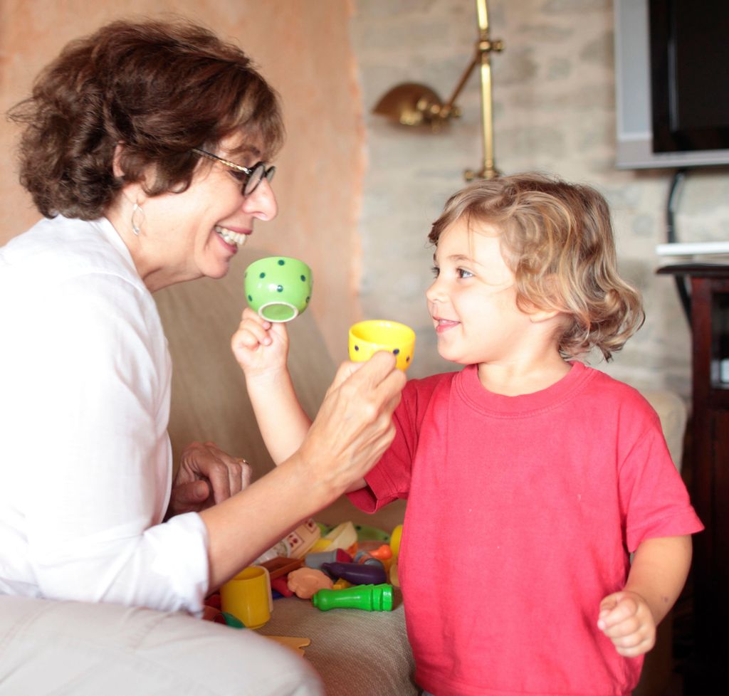 Une grand-mère et une petite-fille ayant une prétendue thé
