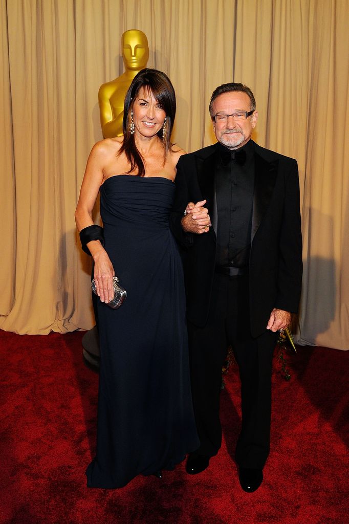 Susan Schneider and Robin Williams hand in hand at the Oscars