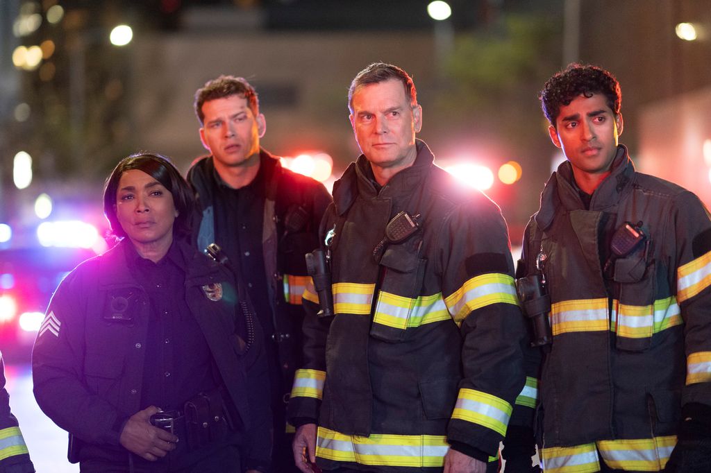Les stars du 911 Oliver Stark et Ryan Guzman confirment le 9-1-1 : crossover à Nashville 5 ANGELA BASSETT, OLIVER STARK, PETER KRAUSE, ANIRUDH PISHARODY sur 911