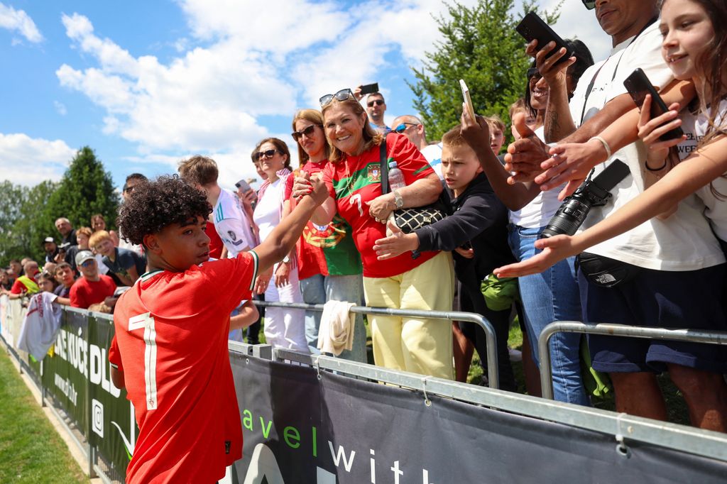 Cristiano in front of crowd of people