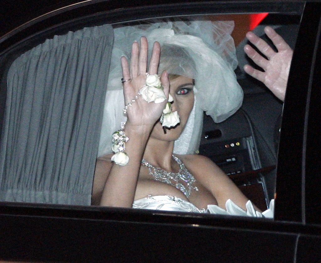 Donald Trump's new bride Slovenian model Melania Knauss waves as she leaves the Bethesda-by-the-Sea Episcopal Church after her wedding to Donald in Palm Beach, Florida, January 22, 2005