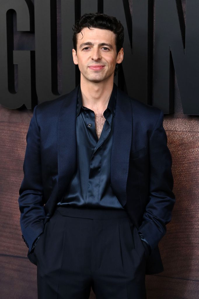 homme en costume posant pour une photo