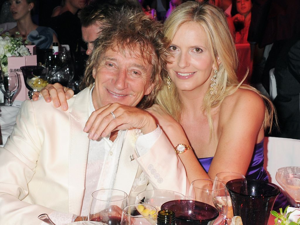 Rod Stewart and Penny Lancaster cuddling at the dinner table