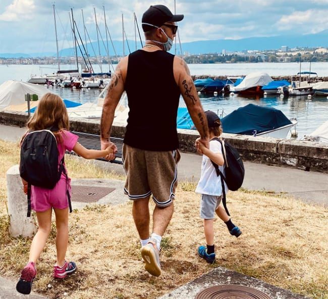 robbie williams holding hands with children on holiday 