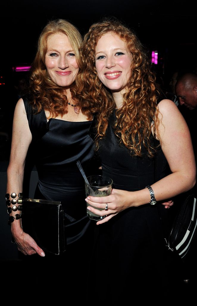 Geraldine James se tient à côté de sa fille Ellie Blatchley qui tient un verre à la main. Ils sourient tous les deux à la caméra.