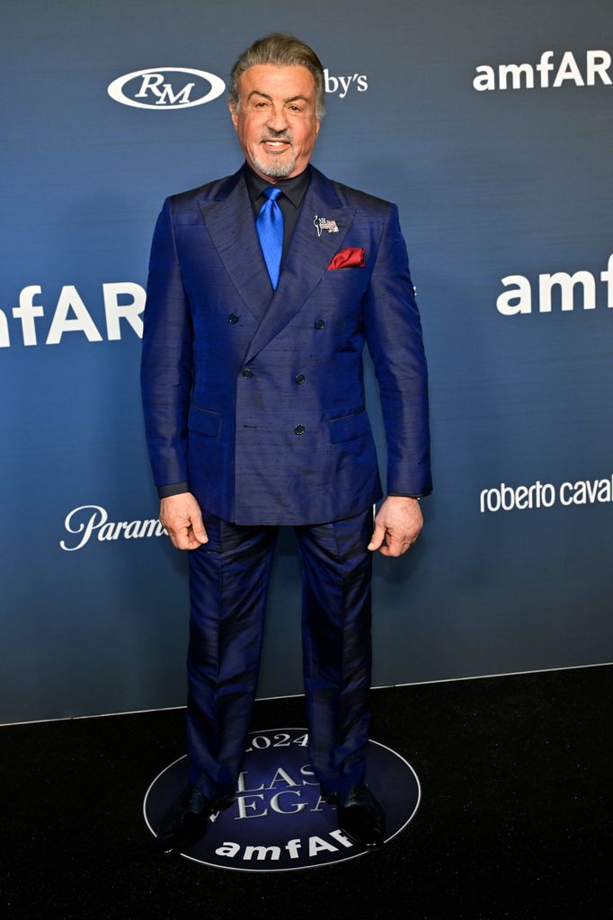 Sylvester Stallone dans une chemise bleue et un costume