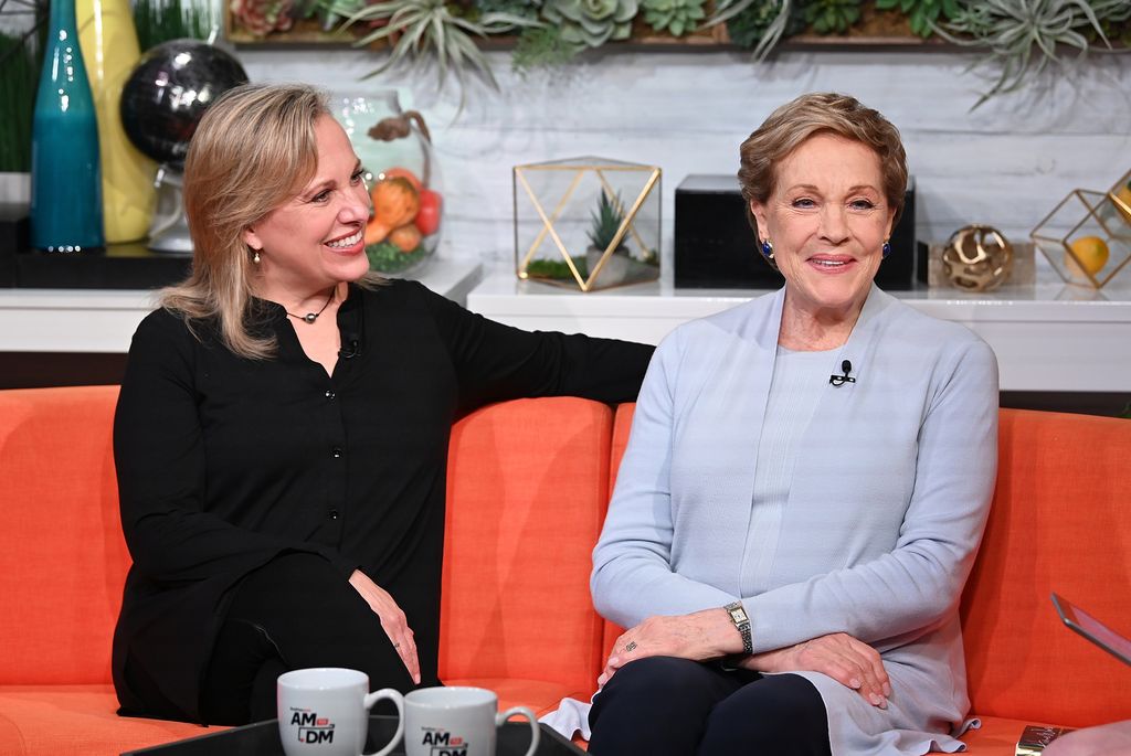 Julie Andrews annonce un nouveau déménagement passionnant après Bridgerton avec sa célèbre fille Emma Walton Hamilton 2 Julie et Emma ont co-écrit les mémoires de Julie, Home Work: A Memoir of My Hollywood Years