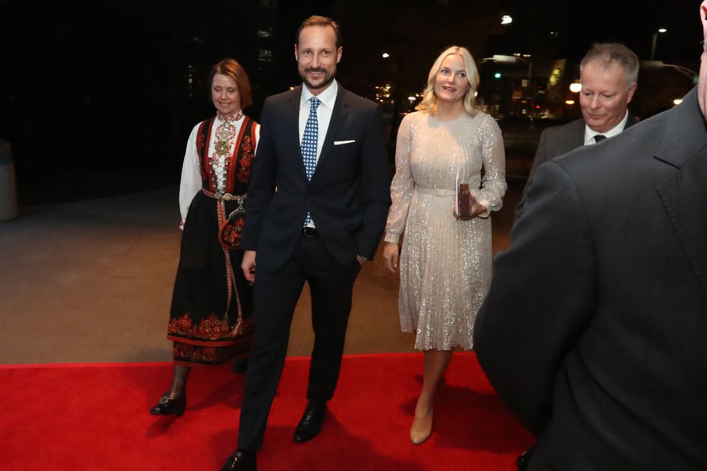 Princesa herdeira Mette-Marit em vestido brilhante com o príncipe herdeiro Haakon