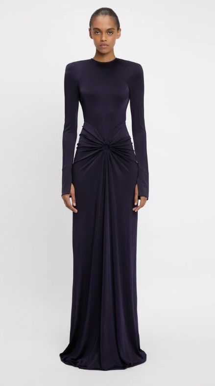 Victoria mengenakan 'Circle Detail Closed Back Gown In Blackberry' untuk acara besar tersebut