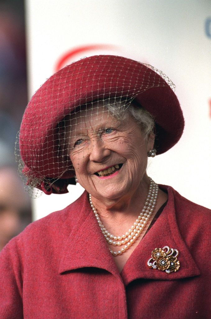 queen mother at races in red hat 