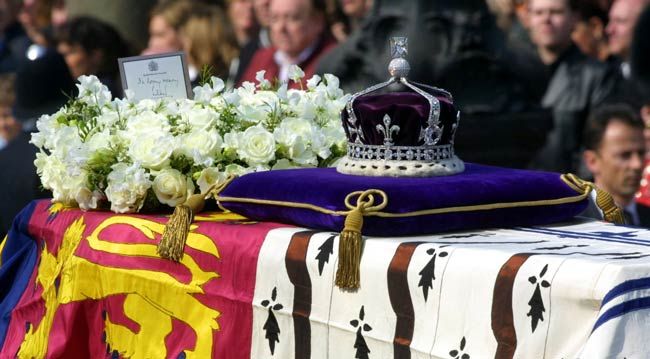 queen elizabeth ii coffin wreath