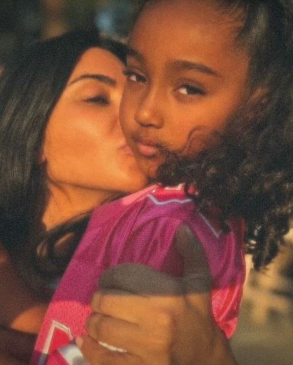 Kim Kardashian kisses duaghter Chicago on the cheek