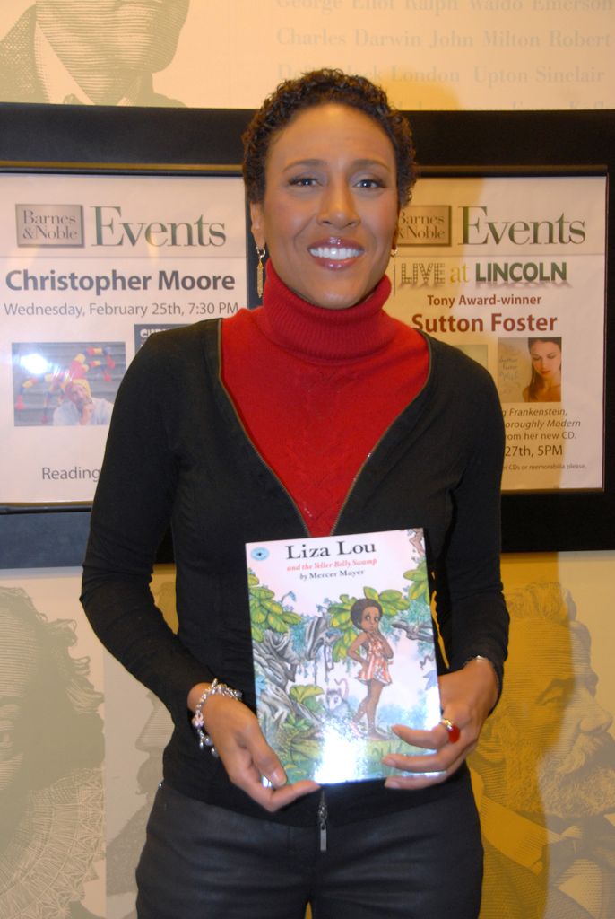 Robin Roberts read to children at Barnes & Noble during Black History Month in 2009