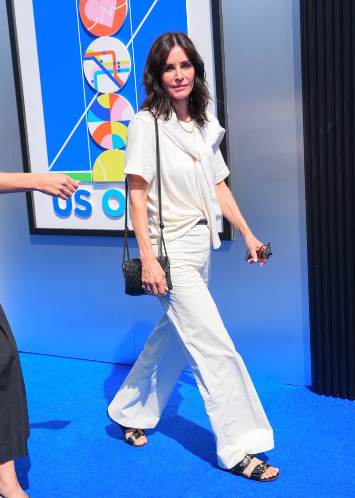 Courteney Cox terlihat di New York City mengenakan tampilan serba putih dengan sandal hitam