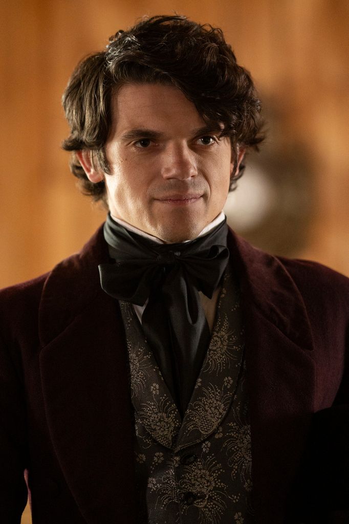 Edward Bluemel joue Billy - et présente des costumes d'époque impressionnants