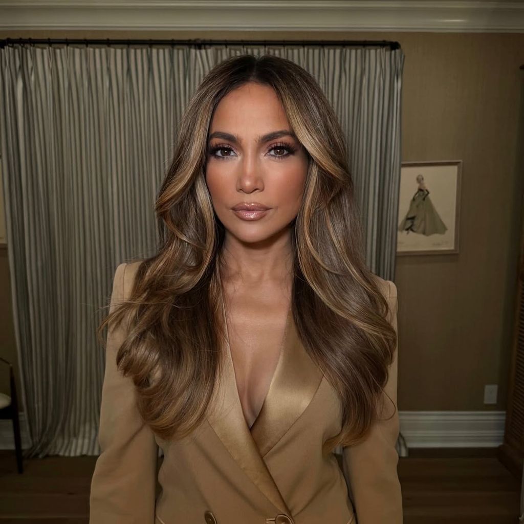 Jennifer Lopez dengan gaya rambut panjang ramping