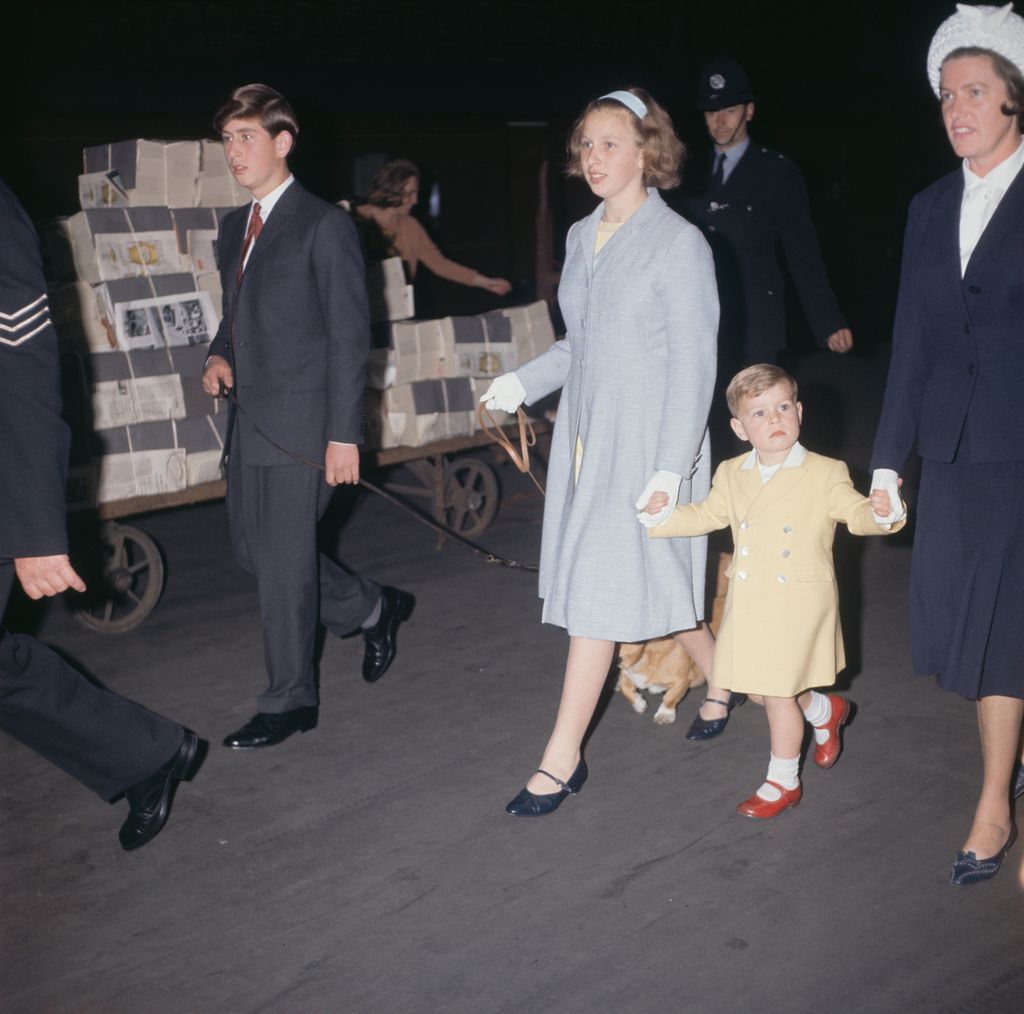 Le roi Charles tient sa promesse de longue date faite à sa nounou d'enfance avec une visite émouvante 1 Charles, la princesse Anne, le prince Andrew et sa nounou Mabel Anderson à la gare d'Euston en 1963