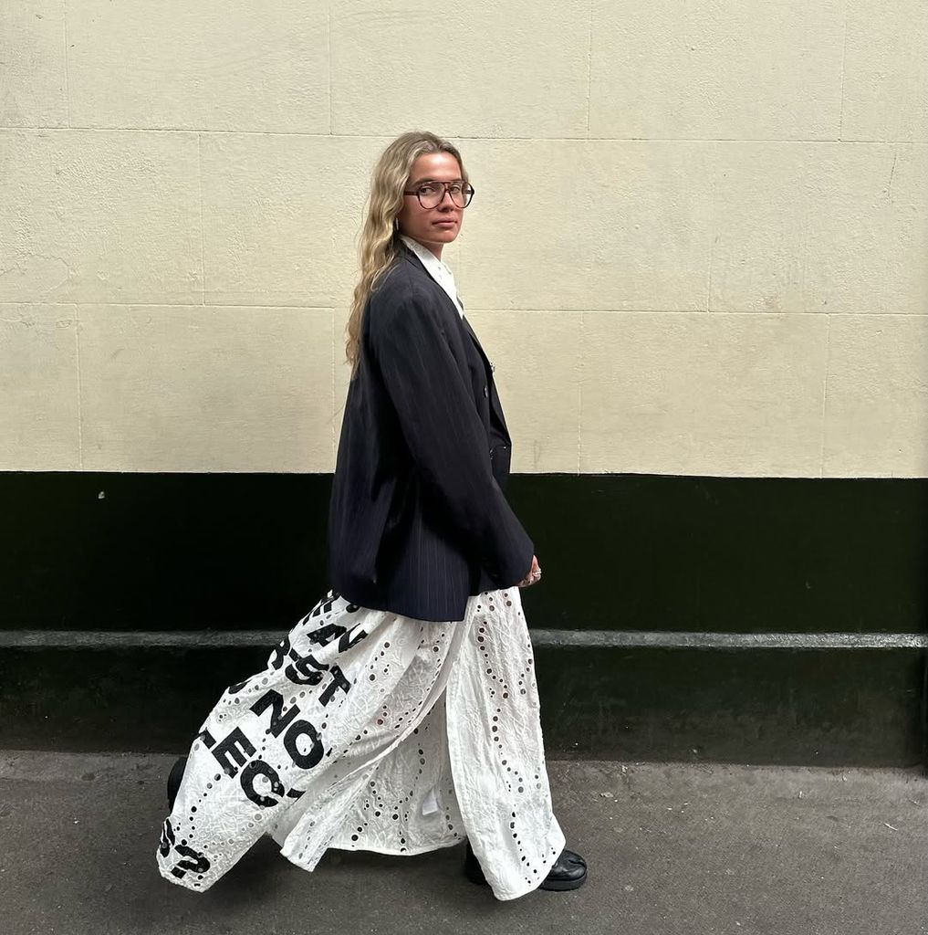 Jupe de texte imprimé et influenceur de blazer