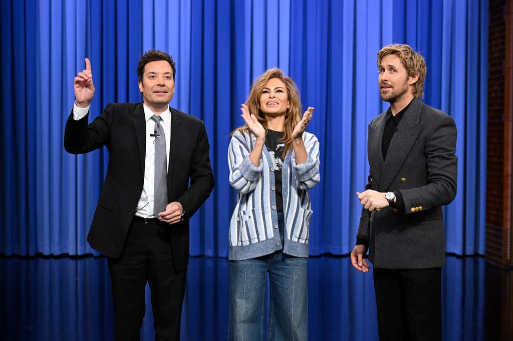 Eva Mendes applaudissant et Ryan Gosling sur scène pendant Jimmy Fallon