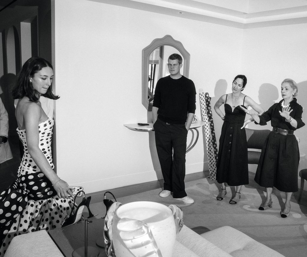 Carolina Lansing, cucu Carolina Herrera saat perlengkapan Pesta dansa 2025 di butik neneknya di New York City
