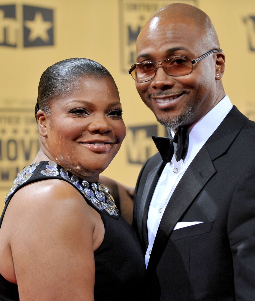 Actress Mo'Nique (L) and husband Sidney Hicks dressed in all black