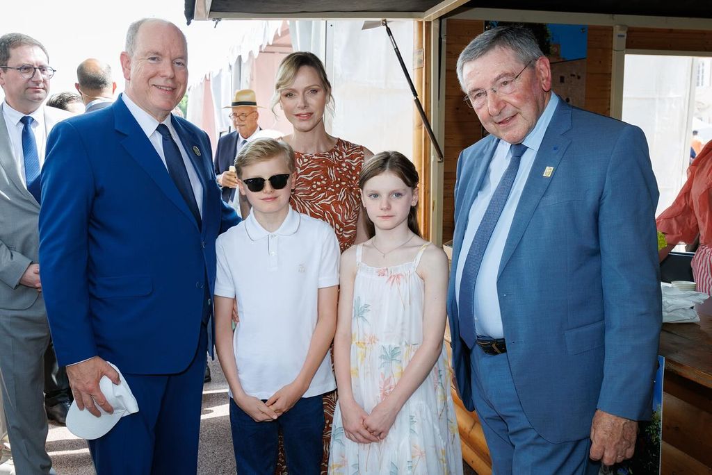 La princesa Chalene está en la marca y el príncipe Albert, el príncipe Jacques, la princesa Gabriella y una mordida