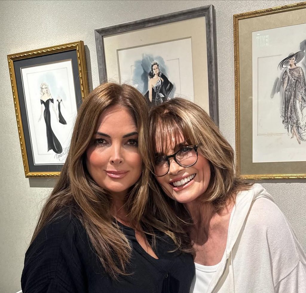 Linda and her daughter pose for a selfie