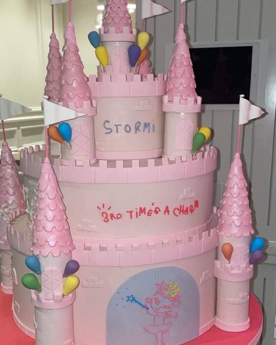 kylie jenner daughter stormi birthday cake