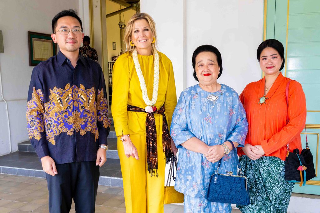 Queen Maxima with a man and two women in Indonesia