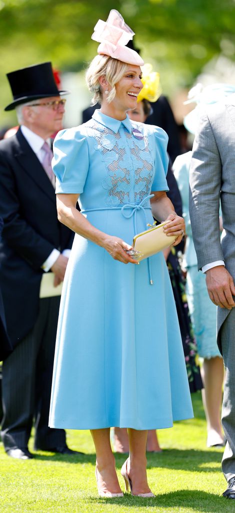 Zara Tindall dengan gaun midi renda biru