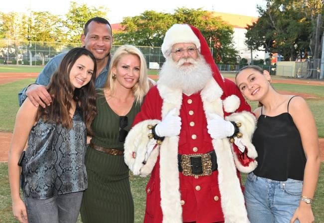 Alex Rodriguez poses alongisde his daughters and girlfriend Jac Cordeiro with Santa Claus