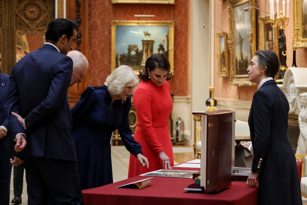 Viewing Qatari items in the Picture Gallery