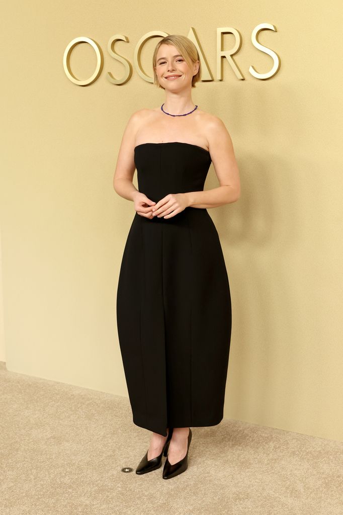 Jessie Buckley robe noire déjeuner des Oscars