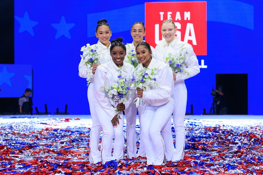 Suni Lee, Hezly Rivera, Jade Carey, Simone Biles e Jordan Chiles comemoram após serem nomeadas para a equipe olímpica dos EUA na ginástica feminina no Target Center em Minneapolis, Estados Unidos, em 30 de junho de 2024.