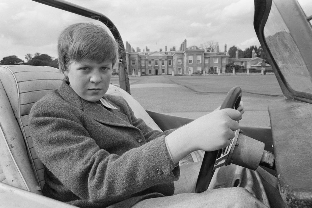 Un adolescent Charles Spencer au volant d'un buggy de plage