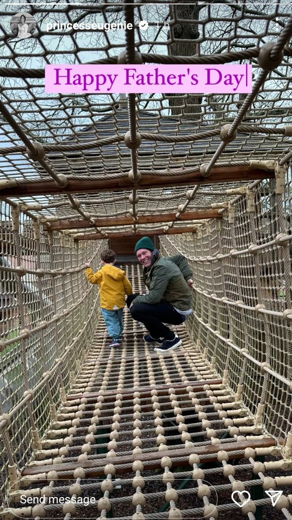 Vater geht mit Sohn über Netzbrücke